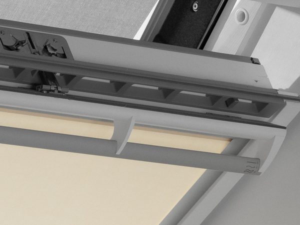 Hitzeschutz-Markise und Sichtschutzrollo am VELUX Dachfenster