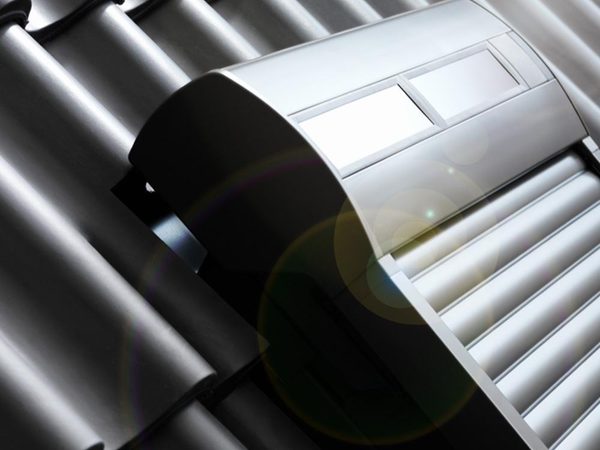 VELUX Solar-Rollladen SSL mit Solarmodul am Dachfenster