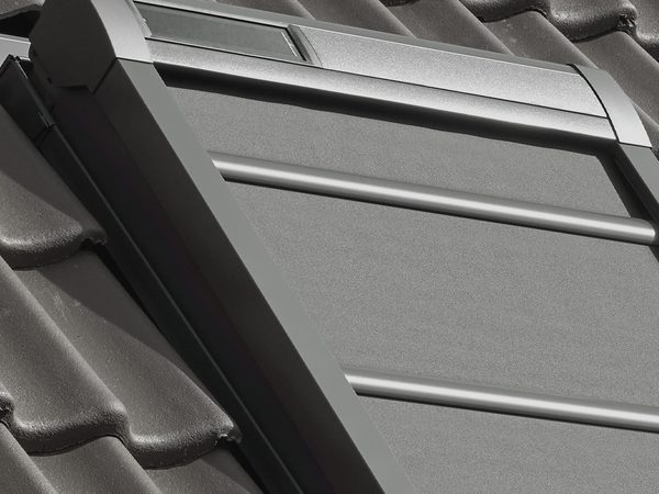 VELUX Solar-Markise mit Verdunkelung außen am Dachfenster
