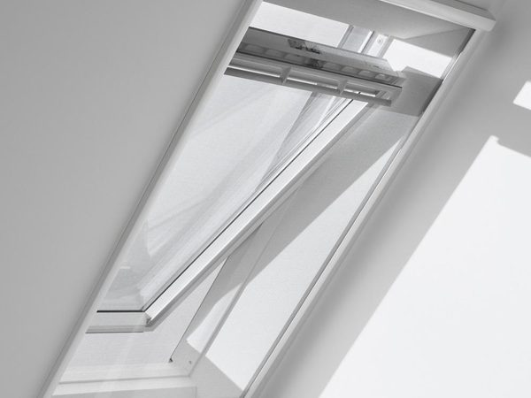 VELUX Insektenschutzrollo ZIL mit weißen Schienen am Dachfenster
