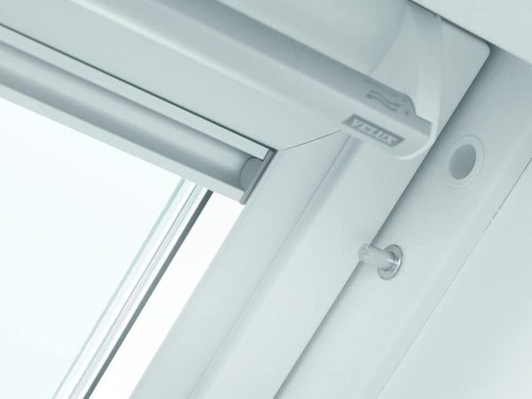 VELUX Verschlusshülse ZOZ 159K am Fenster