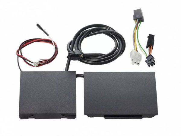 Zwei Module des VELUX Solarreglers ZOZ 246 mit Anschlusskabeln