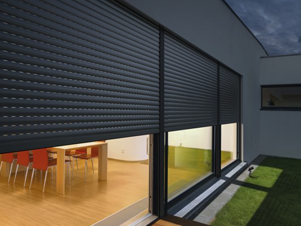 Vorbaurollladen an einer Fensterfront
