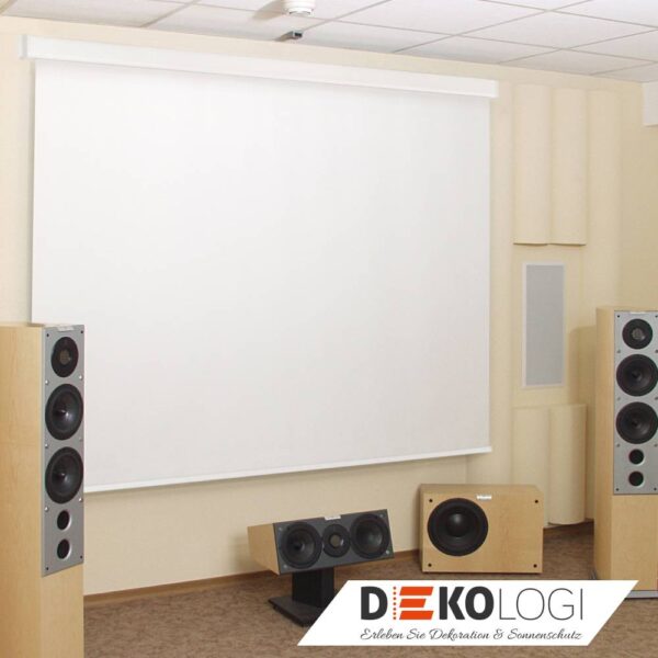 Weißes Leinwand-Rollo mit Kassette im Heimkino zwischen Standlautsprechern