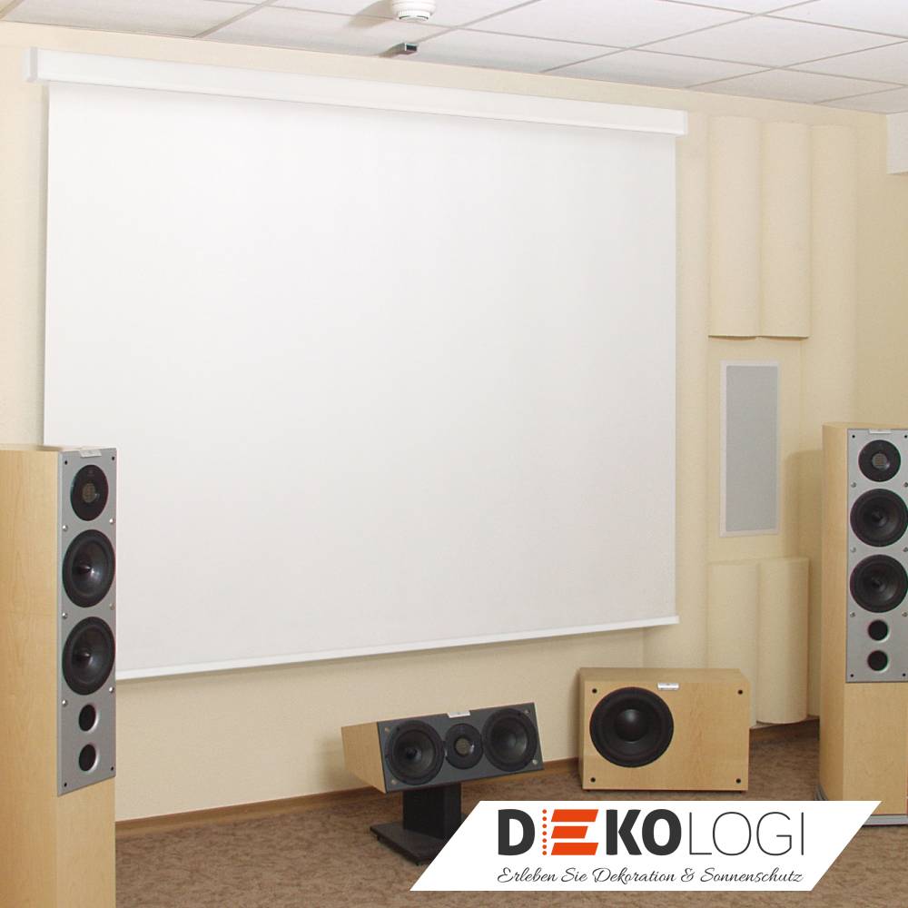 Weißes Leinwand-Rollo mit Kassette im Heimkino zwischen Standlautsprechern