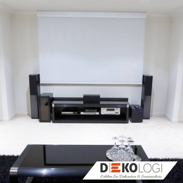 Leinwand-Rollo mit Kassette über dem TV-Möbel im Wohnzimmer