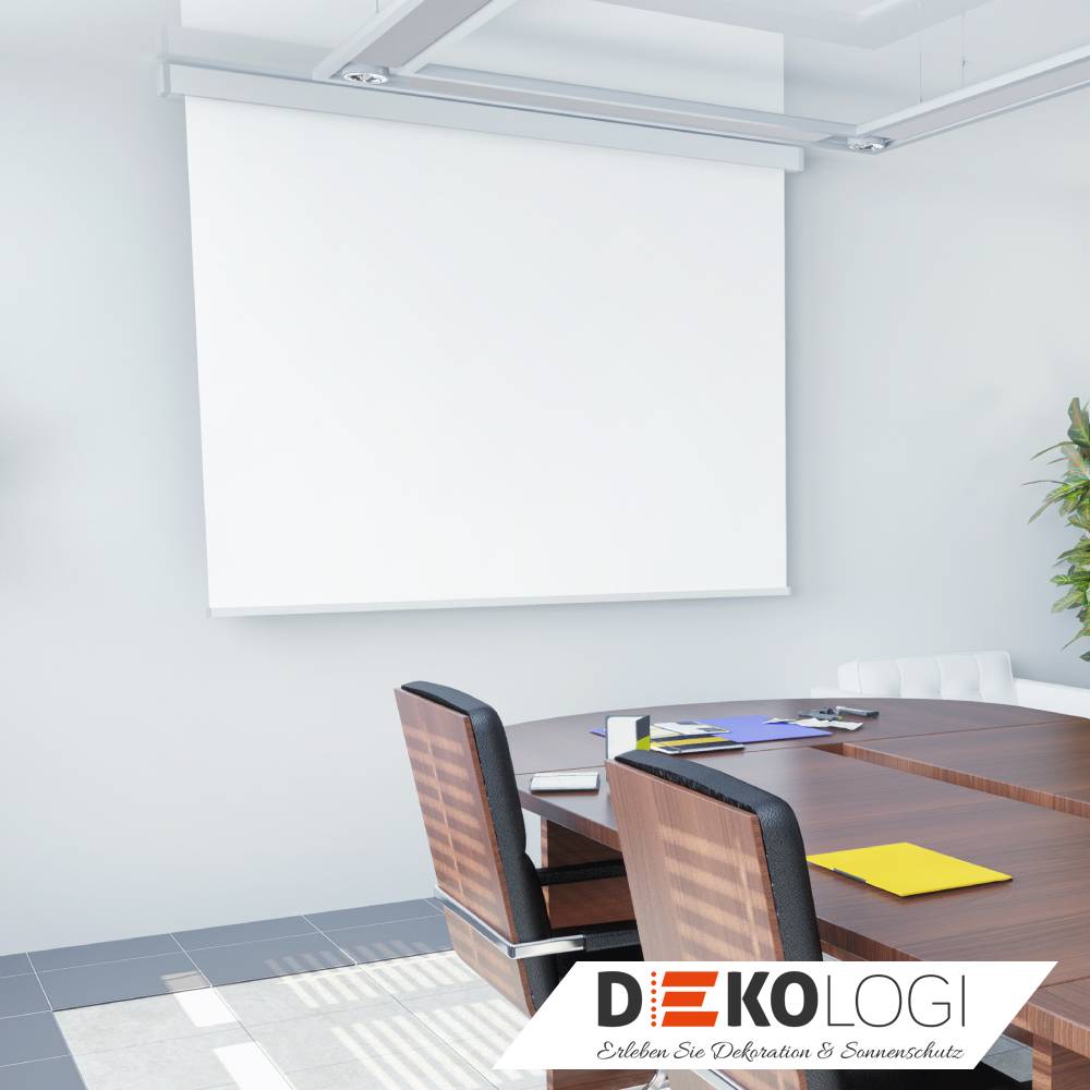 Leinwand-Rollo an der Decke im Besprechungsraum